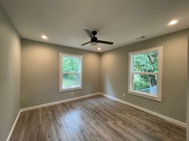 Building Photo - Beautiful 3 bedroom home available Early August!