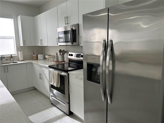 Building Photo - 29071 Ave