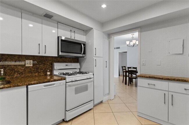 Building Photo - 2030 S Ocean Dr