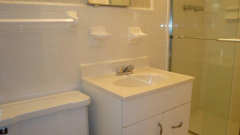 Building Photo - 3820 Orchard Rd SE