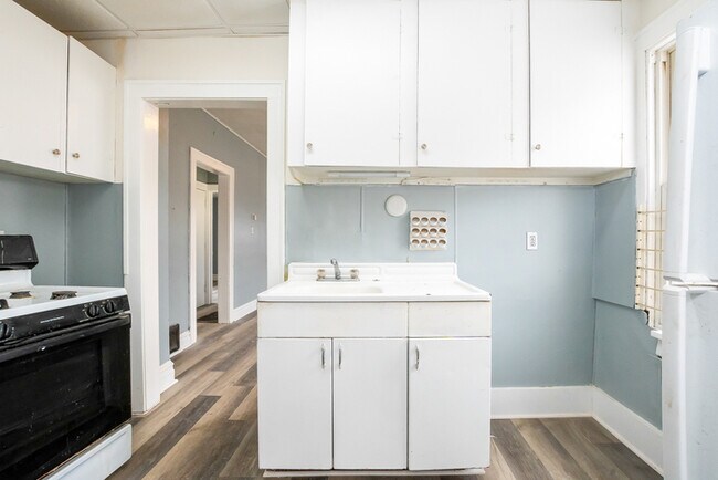 Building Photo - Home For Rent