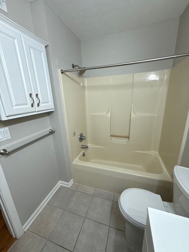 Building Photo - Nice duplex in a convenient location