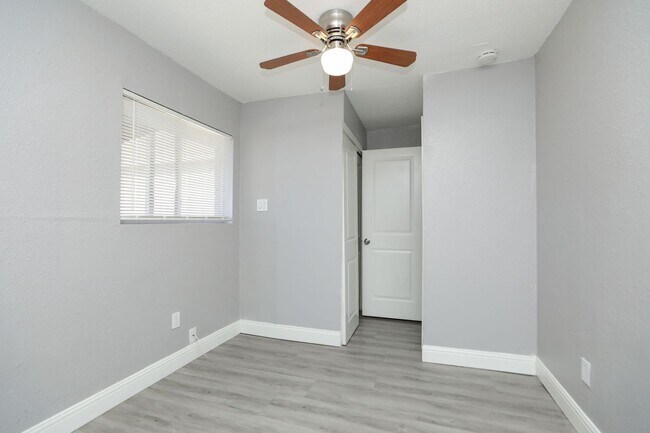 Building Photo - For Lease-Housing Vouchers Accepted | 2 Bed, 1 Bath | 800 Sq Ft | Sunnyside Place Community |