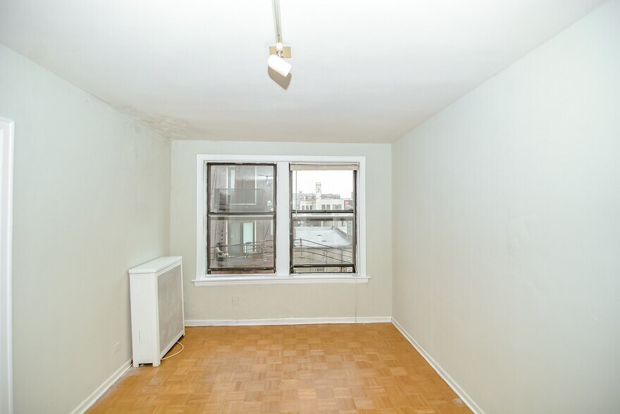 Building Photo - 629 W Belmont Ave