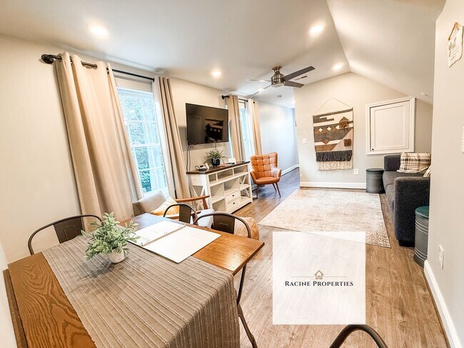 Building Photo - Furnished One Bedroom Available NOW!