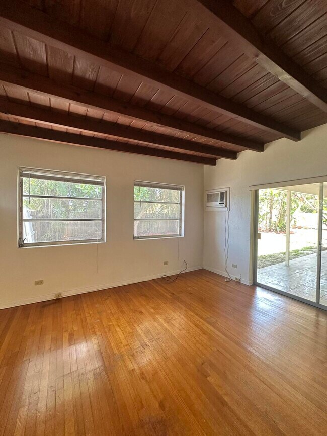 Building Photo - 2514 Gertrude Dr
