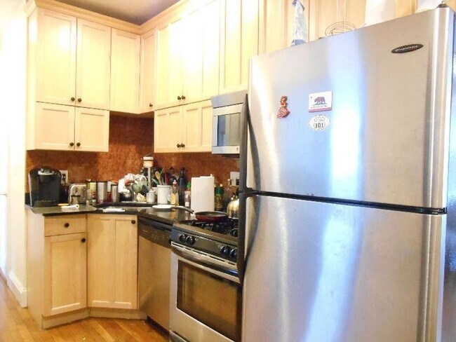 Building Photo - No Brokers Fee, Central BU Location! Walk to School, Central Campus. Central Heat/AC, Laundry on ...