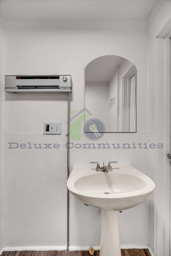 Building Photo - Charming 1 Bedroom with Natural Light & Basement Laundry