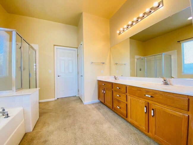 Building Photo - 9565 Stone Springs Dr