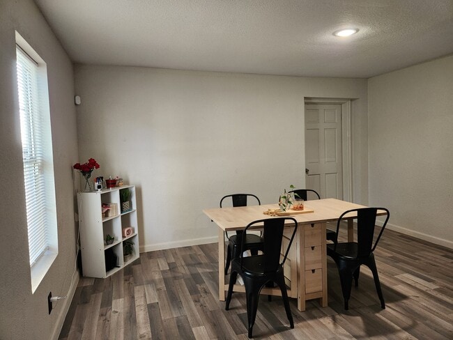 Building Photo - 1402 Harlandale Ave