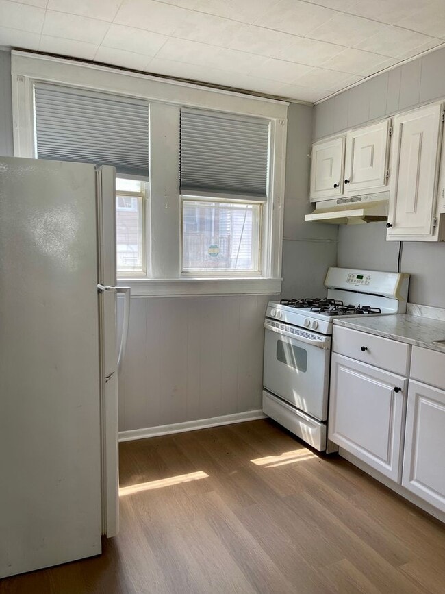 Building Photo - Lovely 3-bedroom townhome near 69th St.