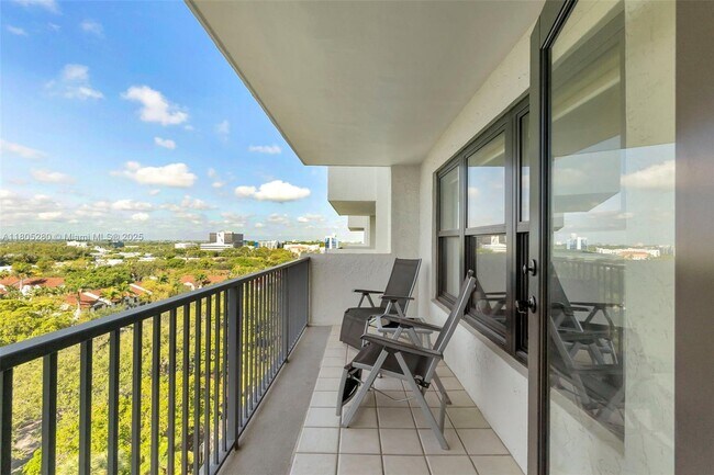 Building Photo - 3200 Port Royale Dr N