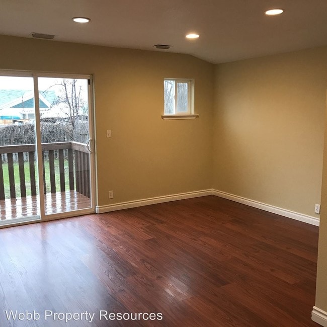 Building Photo - 115 SE 12th Ave