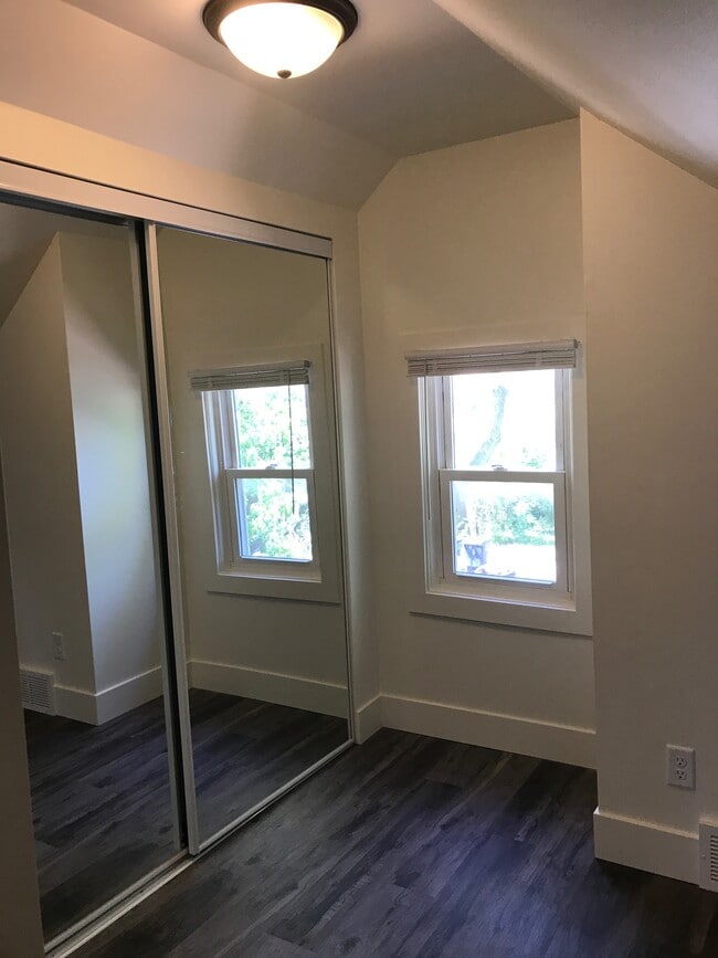 Building Photo - 808 Belden St