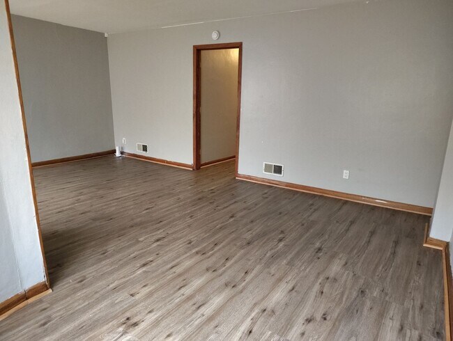 Building Photo - 2425 W Greenfield Ave
