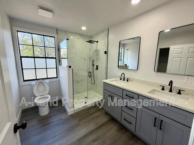 Building Photo - 15945 Villa City Rd