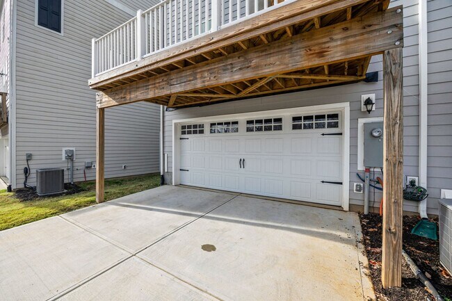 Building Photo - Like new 3-bed, 2.5 bath townhome in Cramerton Mills Parkway!