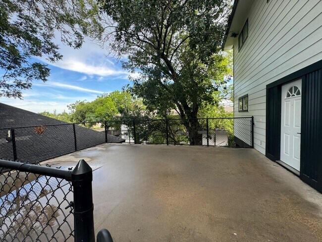 Building Photo - Remodeled 6 Bedroom in North Campus off Speedway