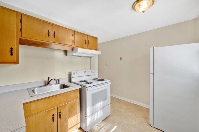 Building Photo - Andover, CT- One bedroom one bath apt in a gorgeous country setting.  It is time for a new start!