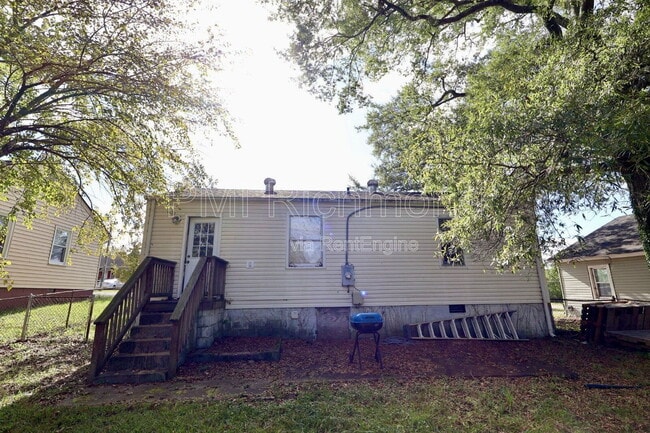 Building Photo - 204 North Juniper Ave