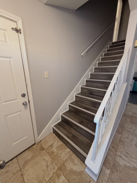 Building Photo - 1002 Pleasant Valley Ln