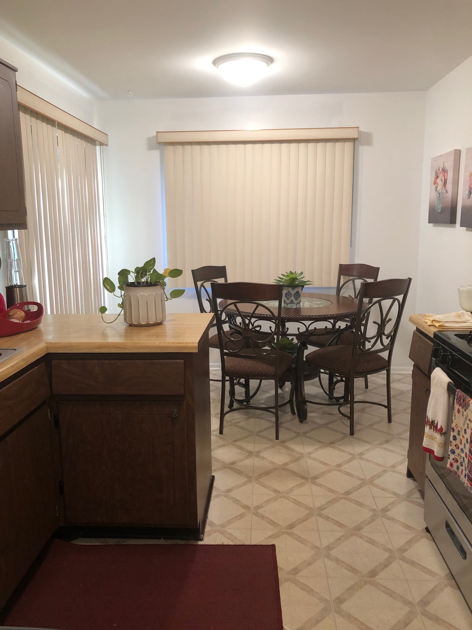 Eat in area in the kitchen - 214 Scarsdale Ct