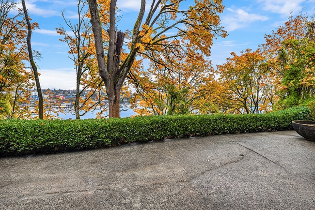 Building Photo - 2560 Dexter Ave N