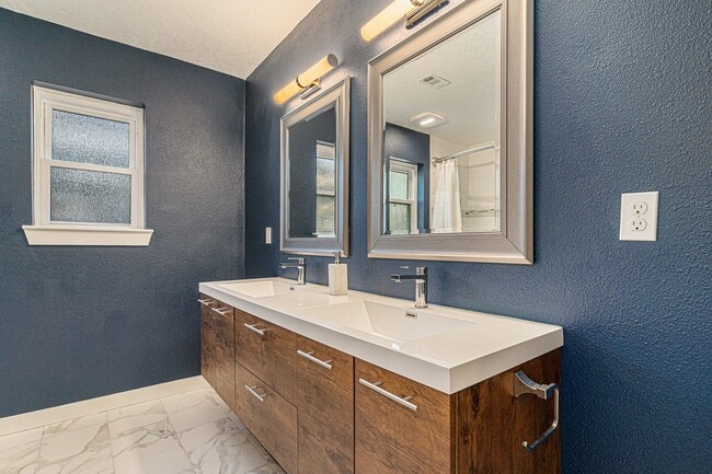 Building Photo - 1602 Loch Lake Dr