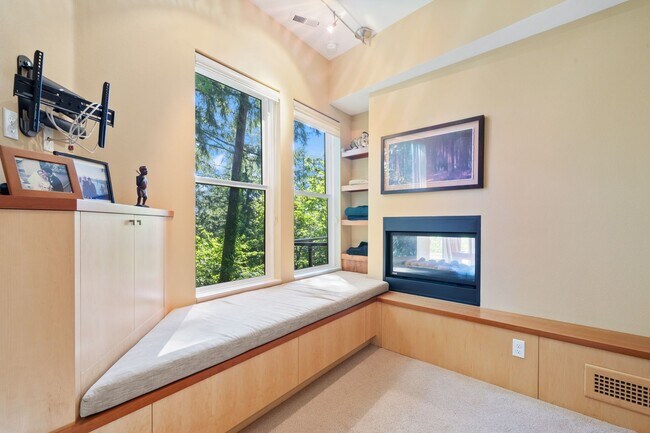 Building Photo - Sleek, spacious 3-bdrm/2.5-bath contemporary in SW Hills. Office, wine cellar, views, near Washin...