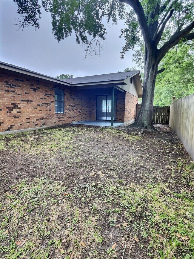 Building Photo - 1109 Hickory Dr