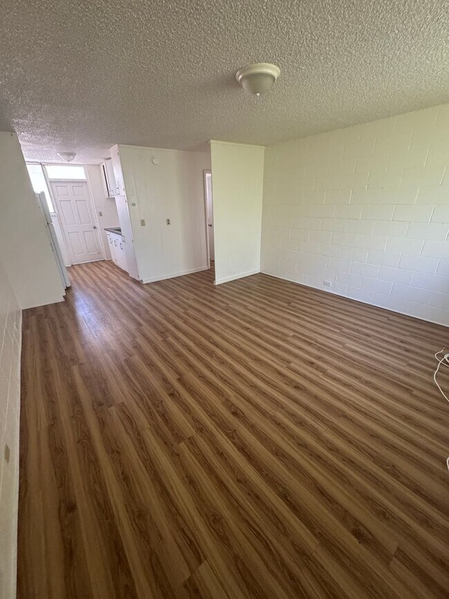 Building Photo - 2 Bedroom 1 Bath Apartment on Pensacola Street