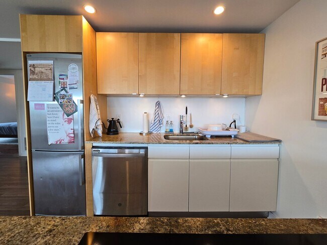 Building Photo - Beautiful bright HUGE 2 bed 2 bath with gr...