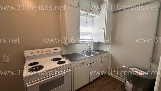 Building Photo - $525- 1 bed 1 bath - Duplex located in the Sunflower neighborhood