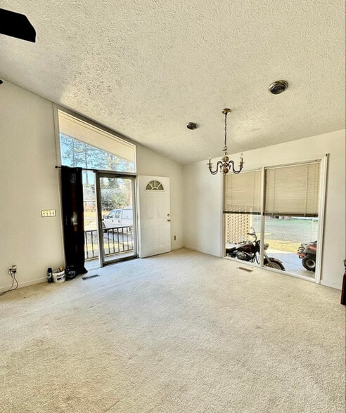Building Photo - 1109 Mary Ln