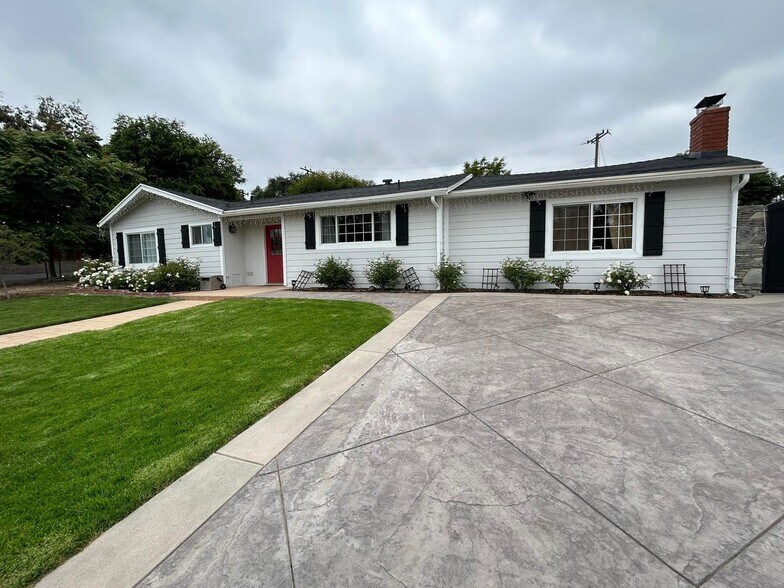 Building Photo - 1121 Calle Tulipan