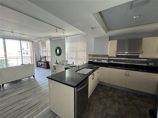 Building Photo - 1350 Main St