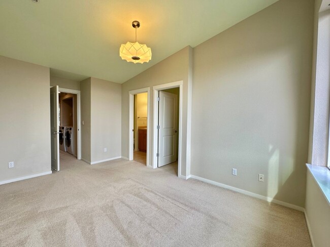 Building Photo - 2Bd/1.75Ba Issaquah Townhouse