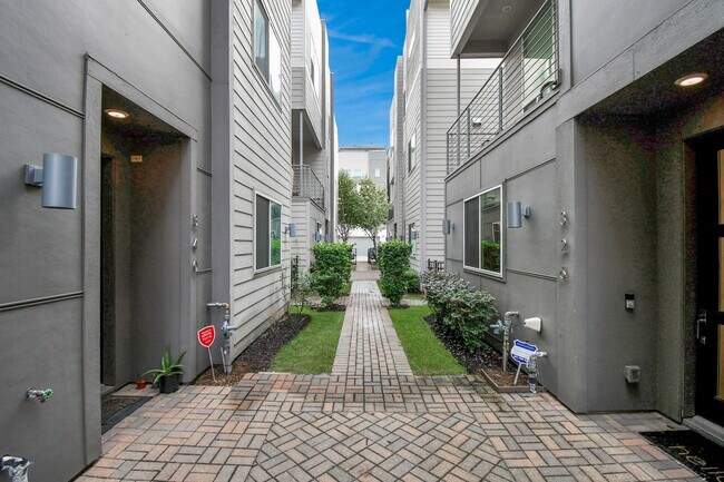 Building Photo - 326 Eado Park Cir