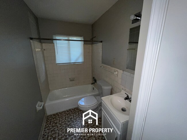 Building Photo - Charming 3BR/1BA Near Parkway Village | 1,305 Sq Ft, Open Kitchen & Large Fenced Yard