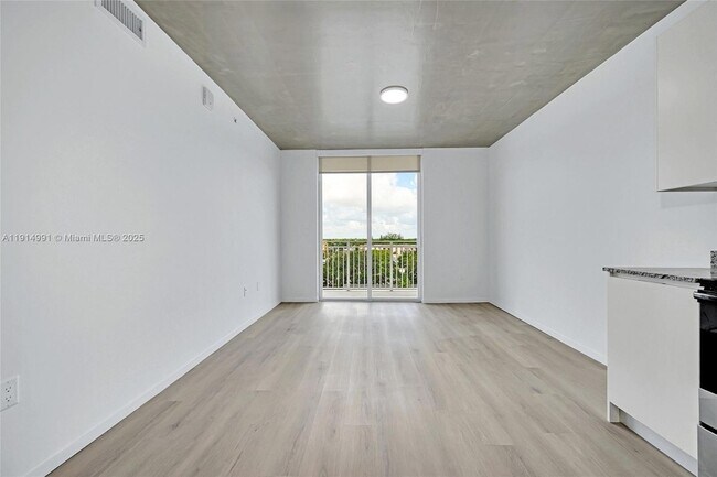 Building Photo - 475 NE 125th St