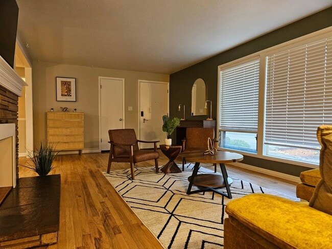 Building Photo - Fully Furnished Mid Century Charmer- month to month/midterm/short term, 3 bedrooms, highly desira...