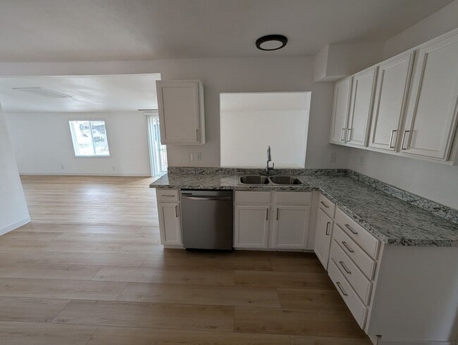 Building Photo - Newly Renovated 4 Bedroom 2 Bath Home In Great Peoria Location