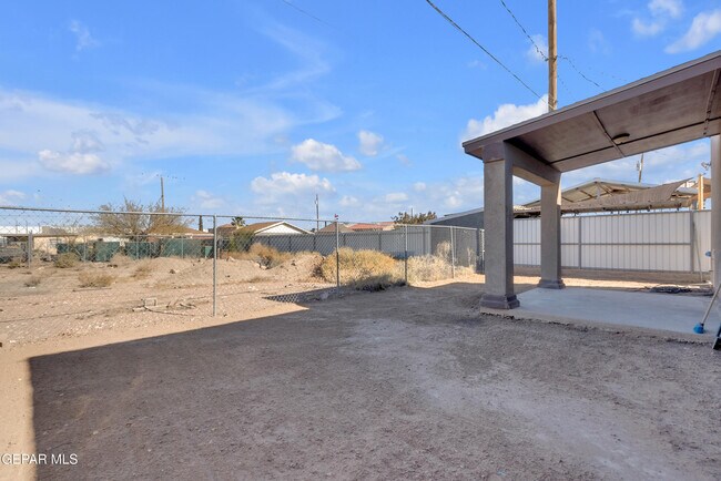 Building Photo - 9277 Leonardo Ave