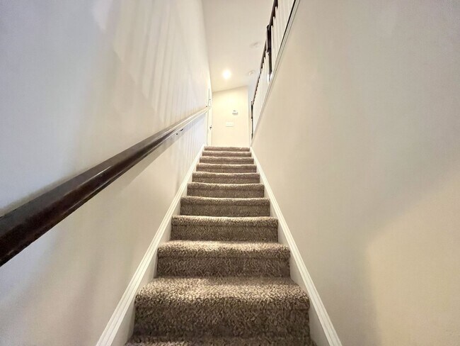 Building Photo - Stylish 3-Bed Home with Bonus Room & Private Backyard