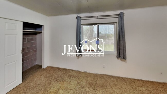 Building Photo - Inviting 2-bedroom with a fully fenced lar...