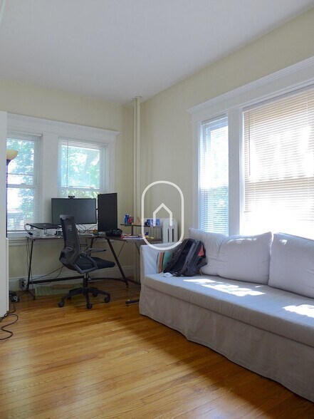 Building Photo - 17 Thorndike St
