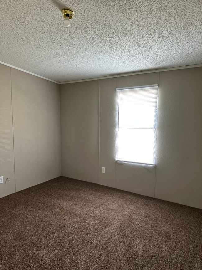 Building Photo - 3/2 double wide in Tye!