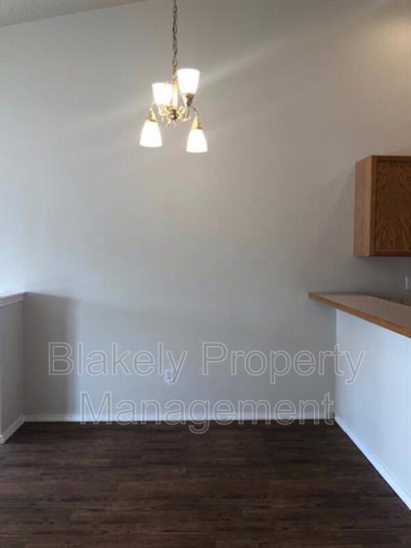 Building Photo - 533 N Grove Way