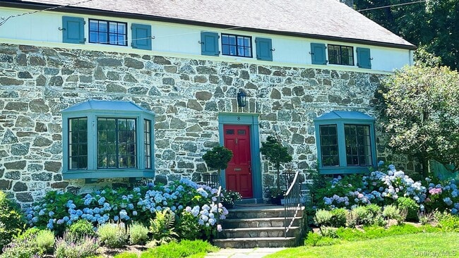 Building Photo - 8 Holly Ln