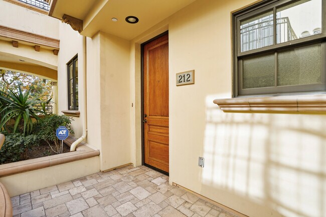 Building Photo - 985 N Michillinda Ave